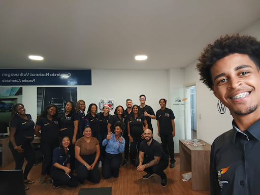 Cliente feliz recebendo chaves do carro